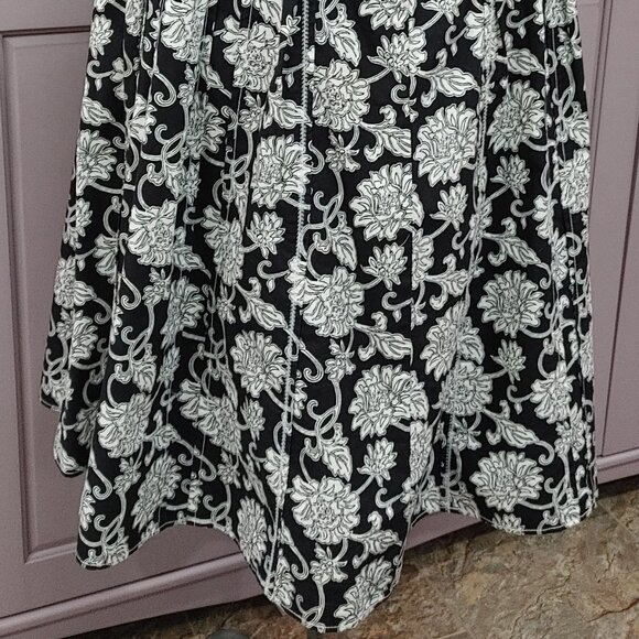 Black and White Floral Skirt, Liz Claiborne, Size Medium - Picture 3 of 5